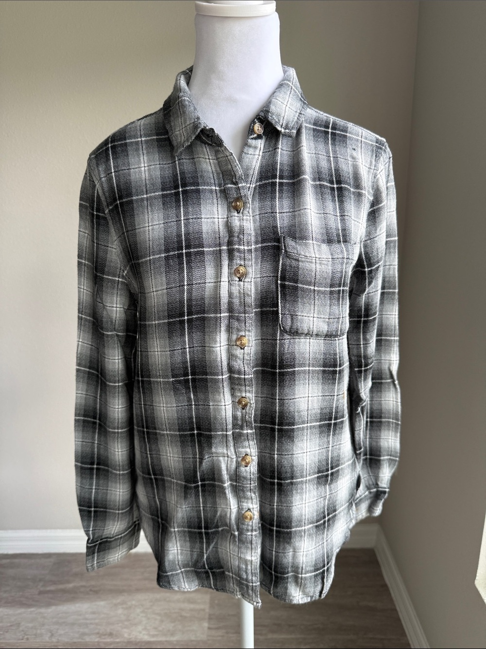 Aeropostale women’s plaid button front shirt